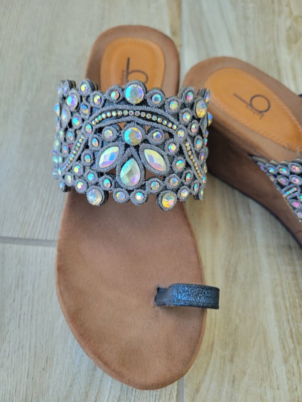 Bakers Beaded Rhinestone Toe-Loop Platform Sandals - Picture 4 of 7